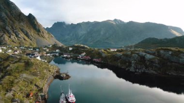 Etrafı dağlarla ve güzel denizlerle çevrili Norveç balıkçı kasabasının hava aracı manzarası, Lofoten adaları.