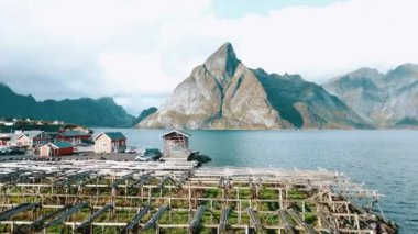 Etrafı dağlarla ve güzel denizlerle çevrili Norveç balıkçı uçağı manzaralı Lofoten adaları, Hamnoy