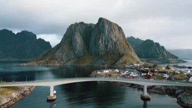 Lofoten 'daki 2 adayı Lofoten Adaları, Reinebringen, Lofoten Adaları çevresindeki denize bağlayan bir köprünün insansız hava aracı görüntüsü.