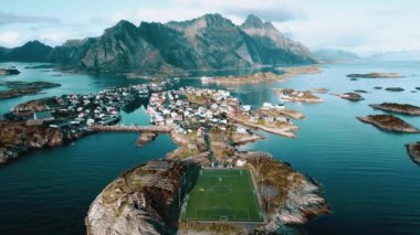 Norveç 'in Henningsgvar kentindeki Lofoten Adaları' nda bulunan dünyanın en güzel stadyumlarından birinin insansız hava aracı görüntüsü.