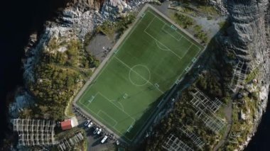 Norveç 'in Henningsgvar kentindeki Lofoten Adaları' nda bulunan dünyanın en güzel stadyumlarından birinin insansız hava aracı görüntüsü.