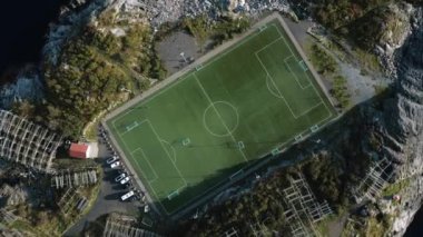 Norveç 'in Henningsgvar kentindeki Lofoten Adaları' nda bulunan dünyanın en güzel stadyumlarından birinin insansız hava aracı görüntüsü.