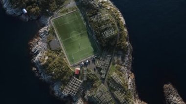 Norveç 'in Henningsgvar kentindeki Lofoten Adaları' nda bulunan dünyanın en güzel stadyumlarından birinin insansız hava aracı görüntüsü.