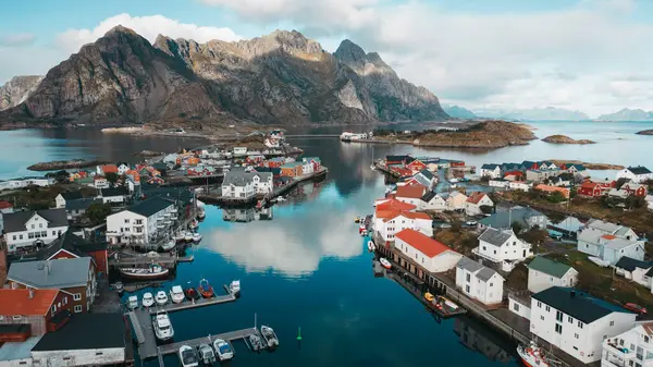 Etrafı dağlarla ve güzel denizlerle çevrili Norveç balıkçı kasabasının hava manzarası, Lofoten adaları..