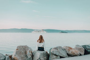 Gemi tatili gezisi. Yelkenli yolcu gemisine bakan rahat moda kadınının arkası. Norveç