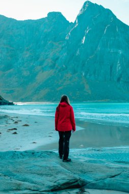 Gezgin kız, Lofoten adaları, Norveç, Kvalvika plajı.