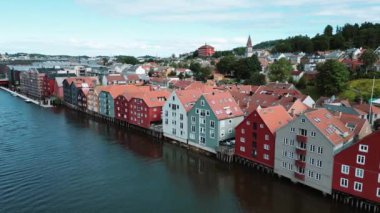  Norveç 'in başkenti Trondheim' da Nidelva nehri havadan manzaralı renkli evler.