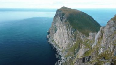 Norveç, Lofoten Adası, Kvalvika Sahili 'nin sinematik hava aracı görüntüsü. Manzarası, turizm doğası..