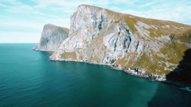 Norveç, Lofoten Adası, Kvalvika Sahili 'nin sinematik hava aracı görüntüsü. Turkuaz deniz kenarı. Manzarası, turizm doğası..