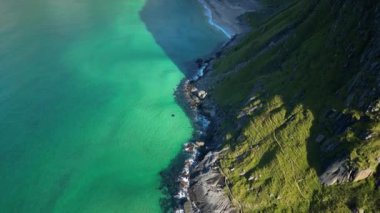 Lofoten adalarındaki Kvalvika sahilinin insansız hava aracı görüntüsü. Norveç. Norveç Denizi 'nin berrak suları