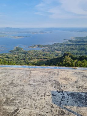 Tepeden Gajah Mungkur barajının manzarası