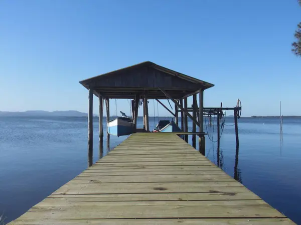 stock image Photo of a boathouse with central framing and the lake in the background