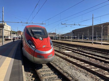 İtalya 18 Eylül 2022: Torino tren istasyonunda İspanyol treni. İtalya. Ekspres tren ve lokomotif. Demiryolu rayları ve platformu