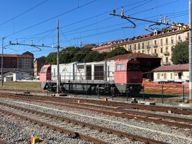 İtalya 18 Eylül 2022: Torino tren istasyonunda İspanyol treni. İtalya. Ekspres tren ve lokomotif. Demiryolu rayları ve platformu