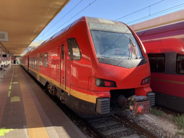 İtalya 18 Eylül 2022: Torino tren istasyonunda İspanyol treni. İtalya. Ekspres tren ve lokomotif. Demiryolu rayları ve platformu