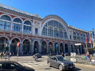 İtalya 18 Eylül 2022: Torino Caddesi. Eski taştan istasyon binaları ve İtalya 'daki ikonik turizm merkezi..
