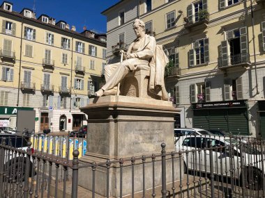İtalya 18 Eylül 2022: Torino Caddesi. İtalya 'daki eski taş anıt binaları ve ikonik turistik cazibe.