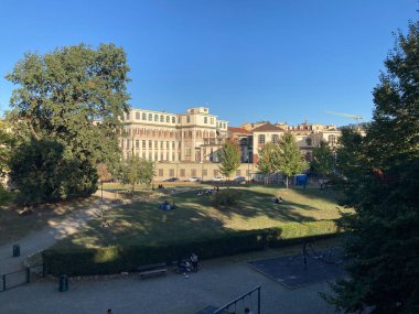 İtalya 18 Eylül 2022: Turin Caddesi manzaralı tarihi turistik binalar