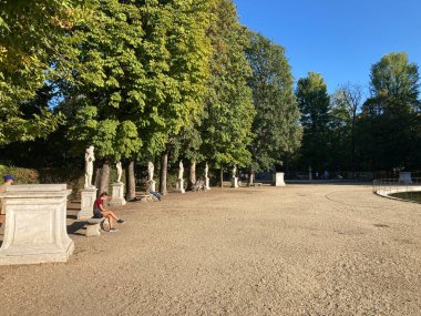 İtalya 18 Eylül 2022: Torino Sarayı bahçeleri. Taş heykel