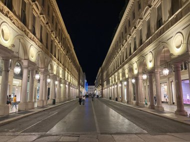 İtalya 18 Eylül 2022: Torino Caddesi. Eski taş binalar ve İtalya 'daki ikonik turistik cazibe. Gece vakti.