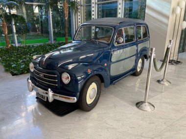 İtalya 18 Eylül 2022: Müzedeki eski bir Torino arabası. İtalya 'daki eski taş binalar ve ikonik turistik cazibe.