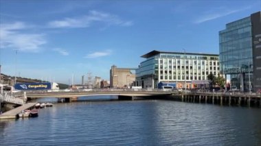 İrlanda 'nın Cork şehrindeki binalar. Güzel sokak manzaraları ve ikonik turistik yerler..