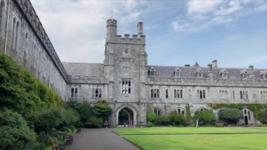 İrlanda 'nın Cork şehrindeki binalar. Güzel sokak manzaraları ve ikonik turistik yerler..