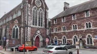 İrlanda 'nın Cork şehrindeki binalar. Güzel sokak manzaraları ve ikonik turistik yerler..