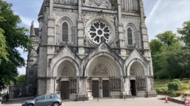 İrlanda 'nın Cork şehrindeki binalar. Güzel sokak manzaraları ve ikonik turistik yerler..