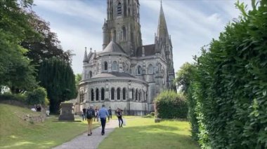 İrlanda 'nın Cork şehrindeki binalar. Güzel sokak manzaraları ve ikonik turistik yerler..