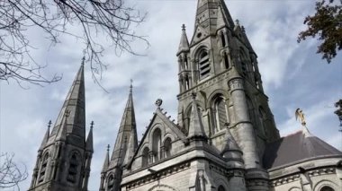 İrlanda 'nın Cork şehrindeki binalar. Güzel sokak manzaraları ve ikonik turistik yerler..