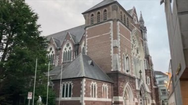 İrlanda 'nın Cork şehrindeki binalar. Güzel sokak manzaraları ve ikonik turistik yerler..