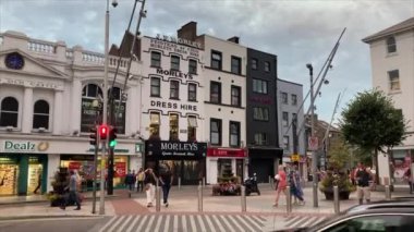 İrlanda 'nın Cork şehrindeki binalar. Güzel sokak manzaraları ve ikonik turistik yerler..