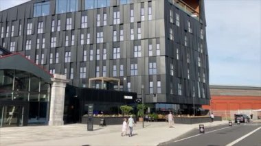 İrlanda 'nın Cork şehrindeki binalar. Güzel sokak manzaraları ve ikonik turistik yerler..