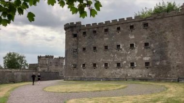 İrlanda 'nın Cork şehrindeki binalar. Güzel sokak manzaraları ve ikonik turistik yerler..