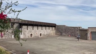 İrlanda 'nın Cork şehrindeki binalar. Güzel sokak manzaraları ve ikonik turistik yerler..