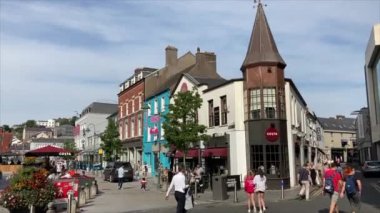 İrlanda 'nın Cork şehrindeki binalar. Güzel sokak manzaraları ve ikonik turistik yerler..