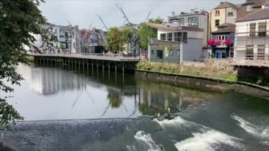 İrlanda 'nın Cork şehrindeki binalar. Güzel sokak manzaraları ve ikonik turistik yerler..
