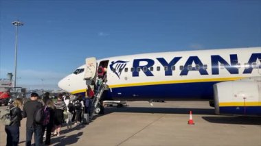 Ryanair uçağına binmek için kuyruğa giriyorsun. Tatil için her şey hazır. Bütçe uçağı. Tatil paketleri. Bütçe taşımacılığı