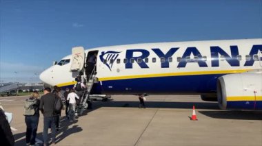 Ryanair uçağına binmek için kuyruğa giriyorsun. Tatil için her şey hazır. Bütçe uçağı. Tatil paketleri. Bütçe taşımacılığı