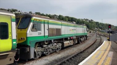 Cork 'un Kent Tren İstasyonu' ndaki İrlanda trenleri