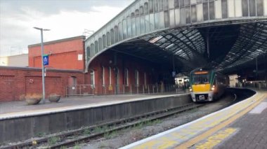 Cork 'un Kent Tren İstasyonu' ndaki İrlanda trenleri