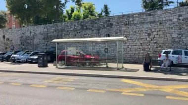 Hırvatistan 'daki Zadar Havalimanı havaalanı aktarma otobüsü için şehir merkezi otobüs durağı