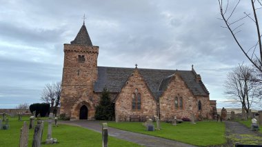 İskoçya - 26 Aralık 2024: İskoçya 'daki Aberlady Parish Church. Ortaçağ tasarımlı tarihi taş kilise