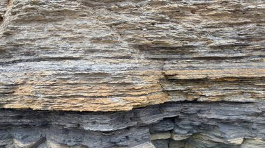 Yıpranmış katmanlı kaya oluşumunu yakından takip et. Sayfa sıkıştırılmış taş. Doğal erozyon ve çürüme