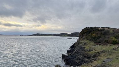 Aberdour, İskoçya yakınlarındaki Fife 'ın güneyindeki engebeli İskoç kıyı şeridi