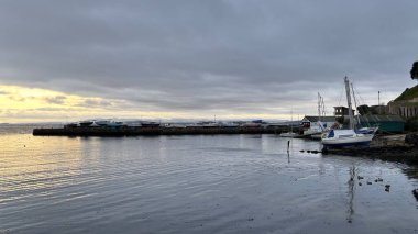 Aberdour, İskoçya yakınlarındaki Fife 'ın güneyindeki engebeli İskoç kıyı şeridi