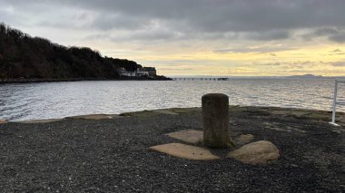 Aberdour, İskoçya yakınlarındaki Fife 'ın güneyindeki engebeli İskoç kıyı şeridi
