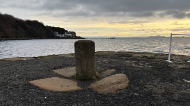 Aberdour, İskoçya yakınlarındaki Fife 'ın güneyindeki engebeli İskoç kıyı şeridi