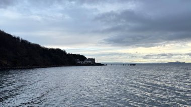 Aberdour, İskoçya yakınlarındaki Fife 'ın güneyindeki engebeli İskoç kıyı şeridi